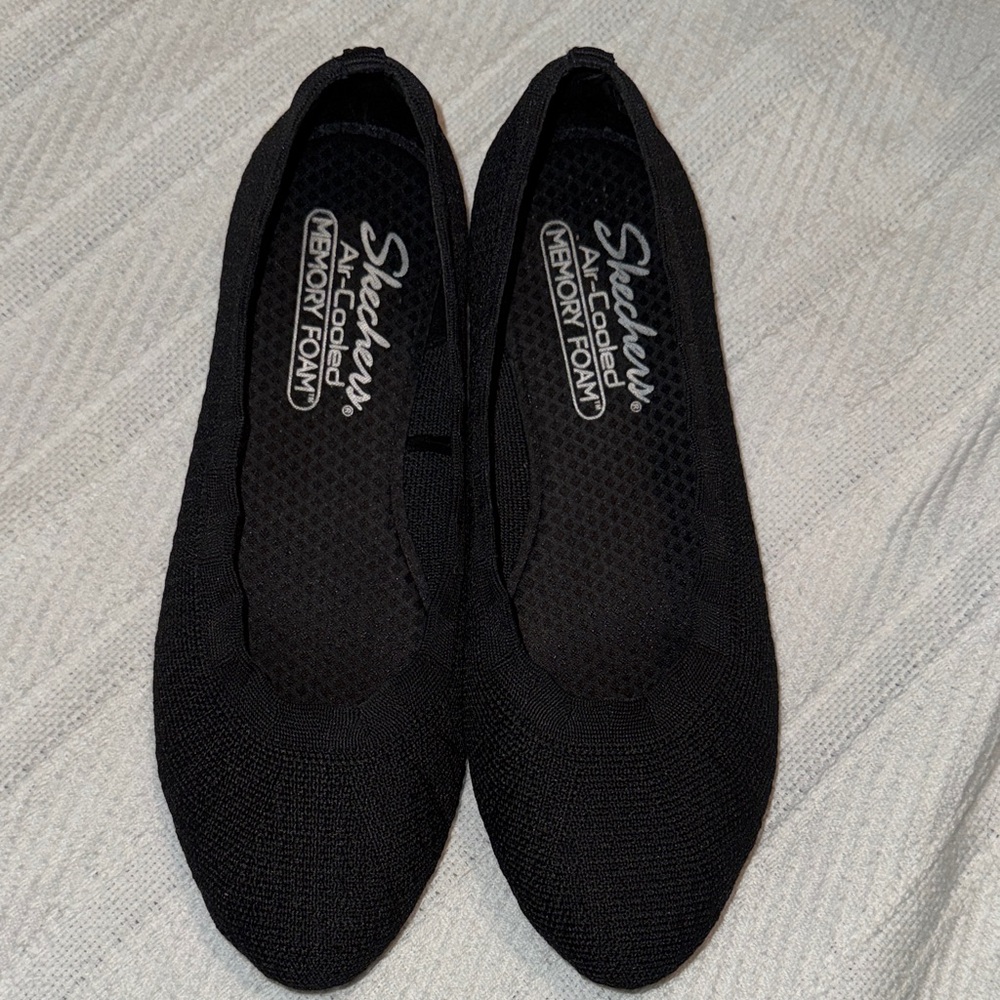 Like New Skechers Women's Black Knit Flats